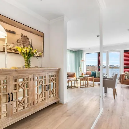 Spinnaker Apartment *